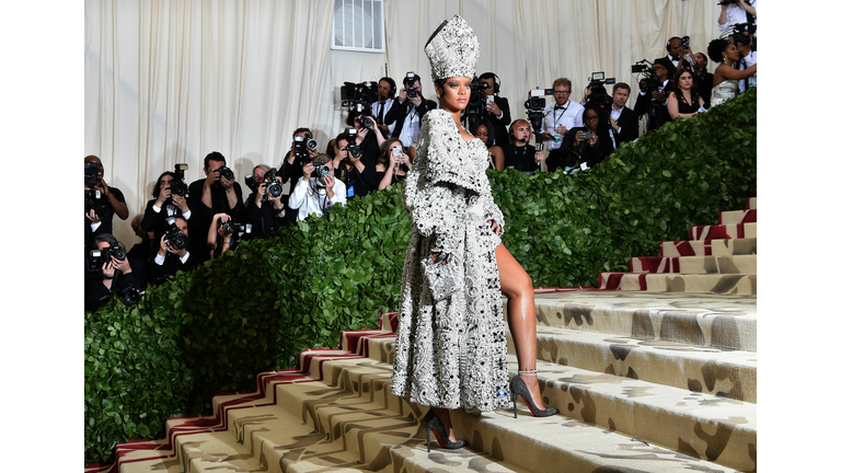 TOPSHOT-US-ENTERTAINMENT-FASHION-METGALA