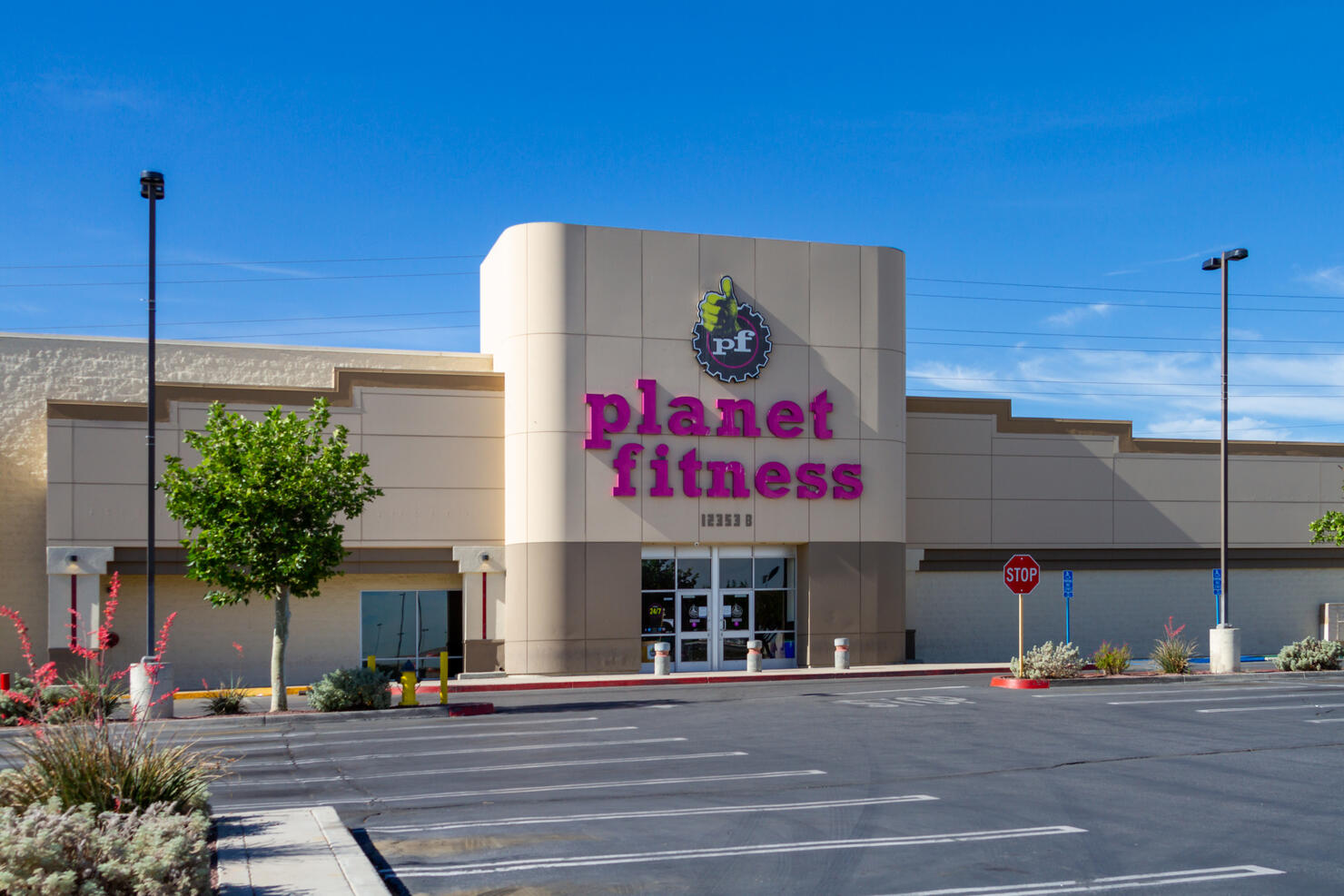 Man Gets Naked At The Gym And Threatens People With A Knife | iHeart