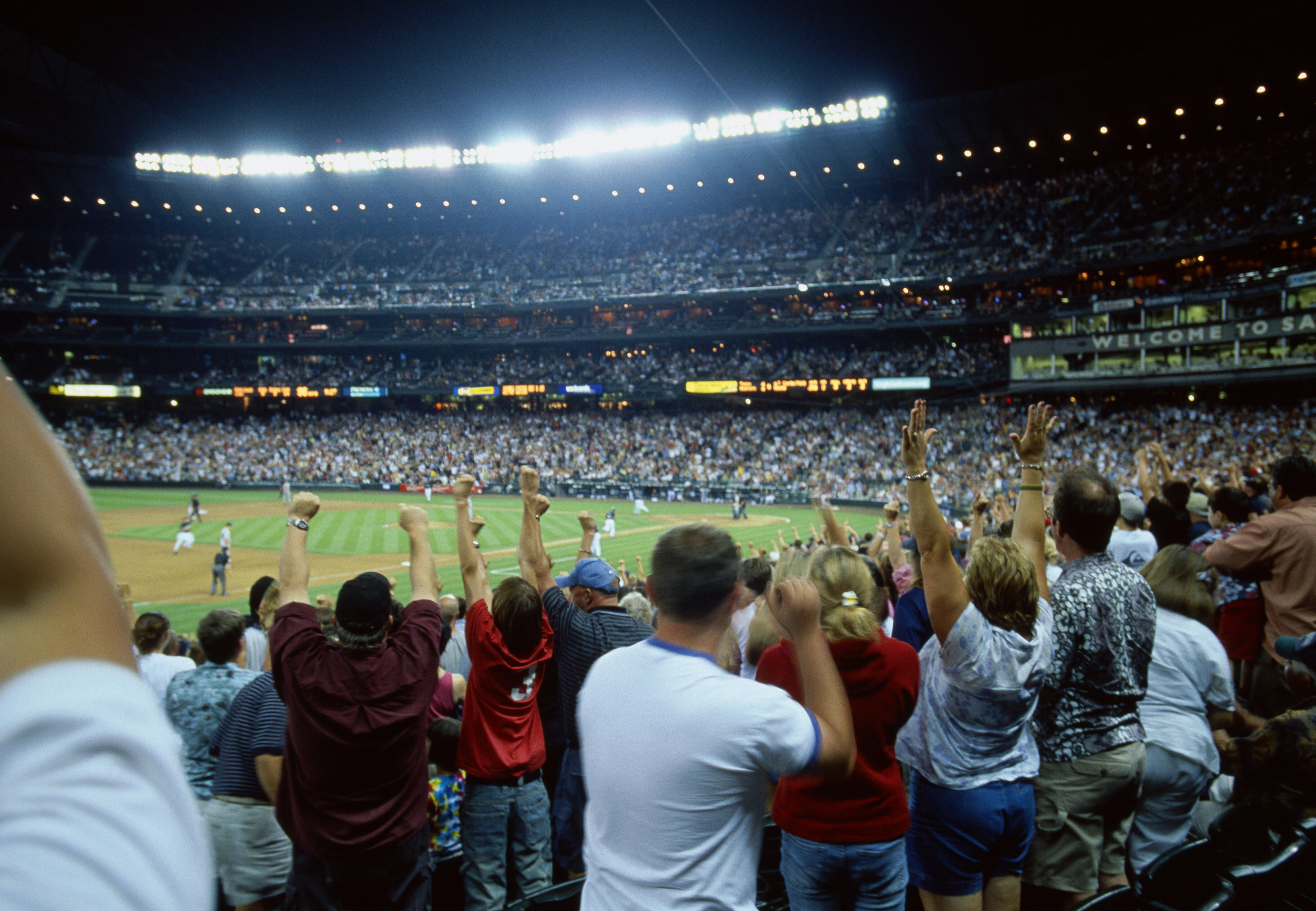 Guy Catches Foul Ball Bare Handed Holding Two Beers iHeart