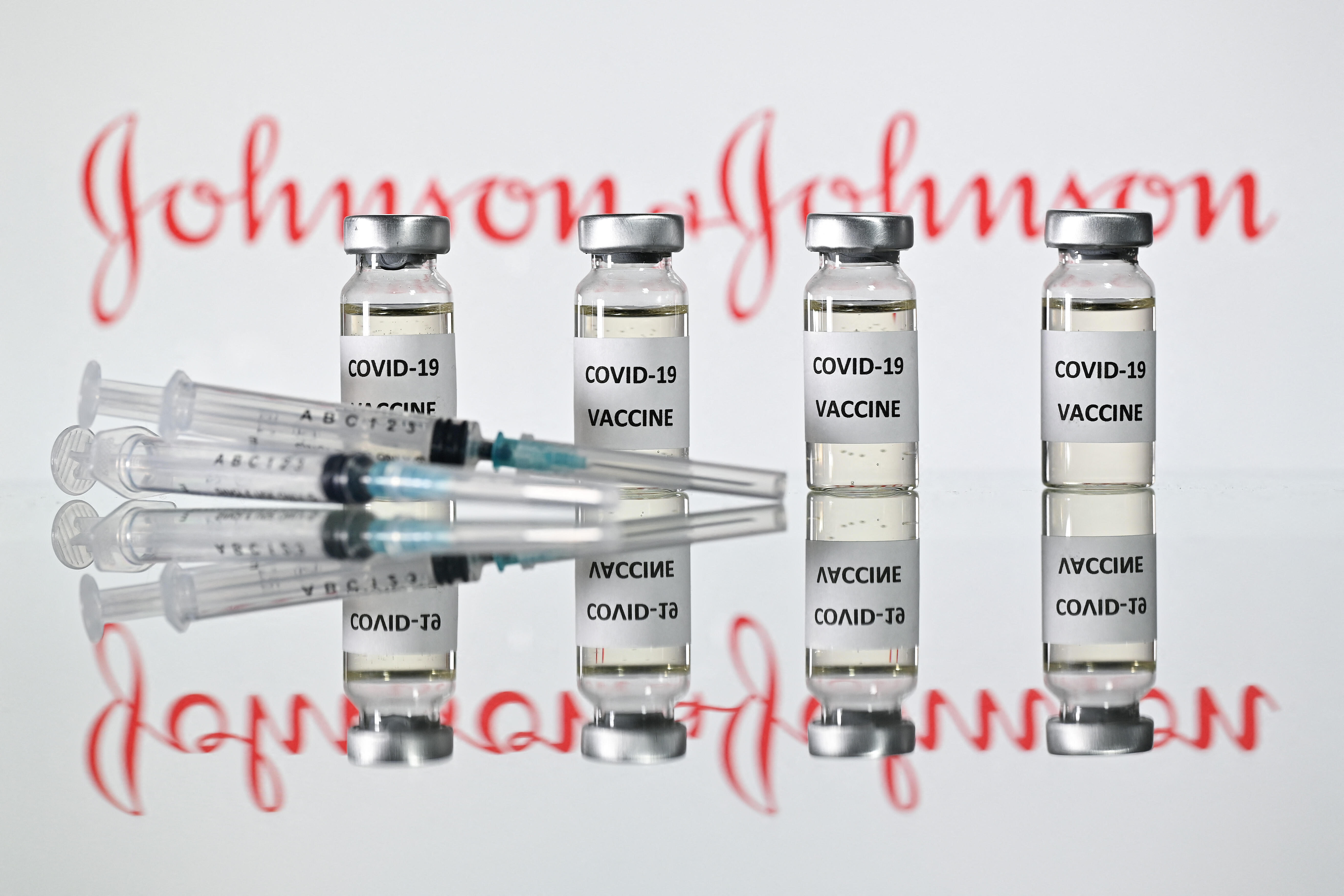 Вакцины против covid. Вакцину от Covid-19 Johnson&Johnson. Вакцина Johnson & Johnson против Covid-19. Вакцина Джонсон и Джонсон от коронавируса. Johnson Johnson вакцина от коронавируса.