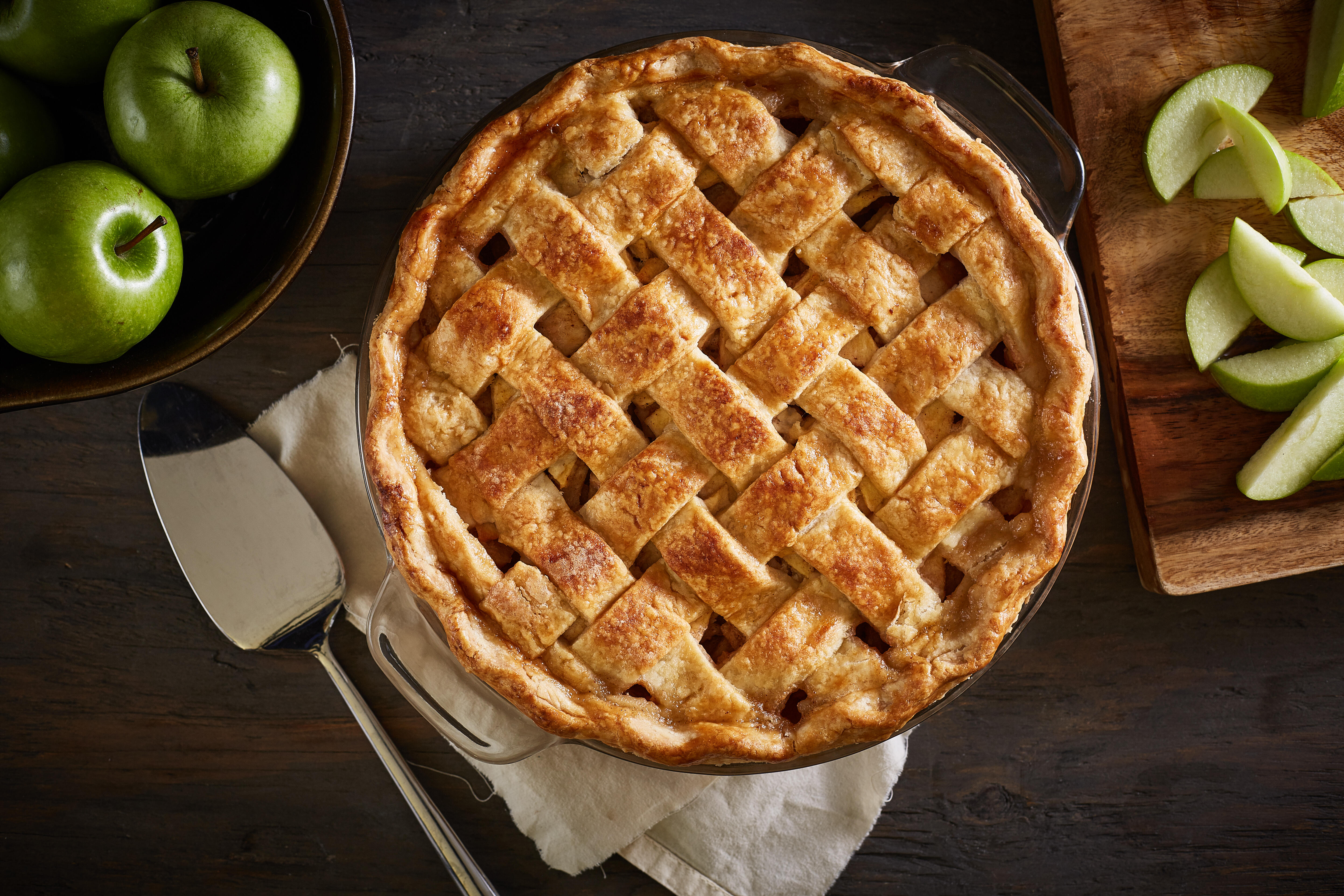 Пирог с готовыми яблоками. Apple pie (яблочный пирог). Шарлотка американский пирог. Американский яблочный пирог. Американский пирог с яблоками.