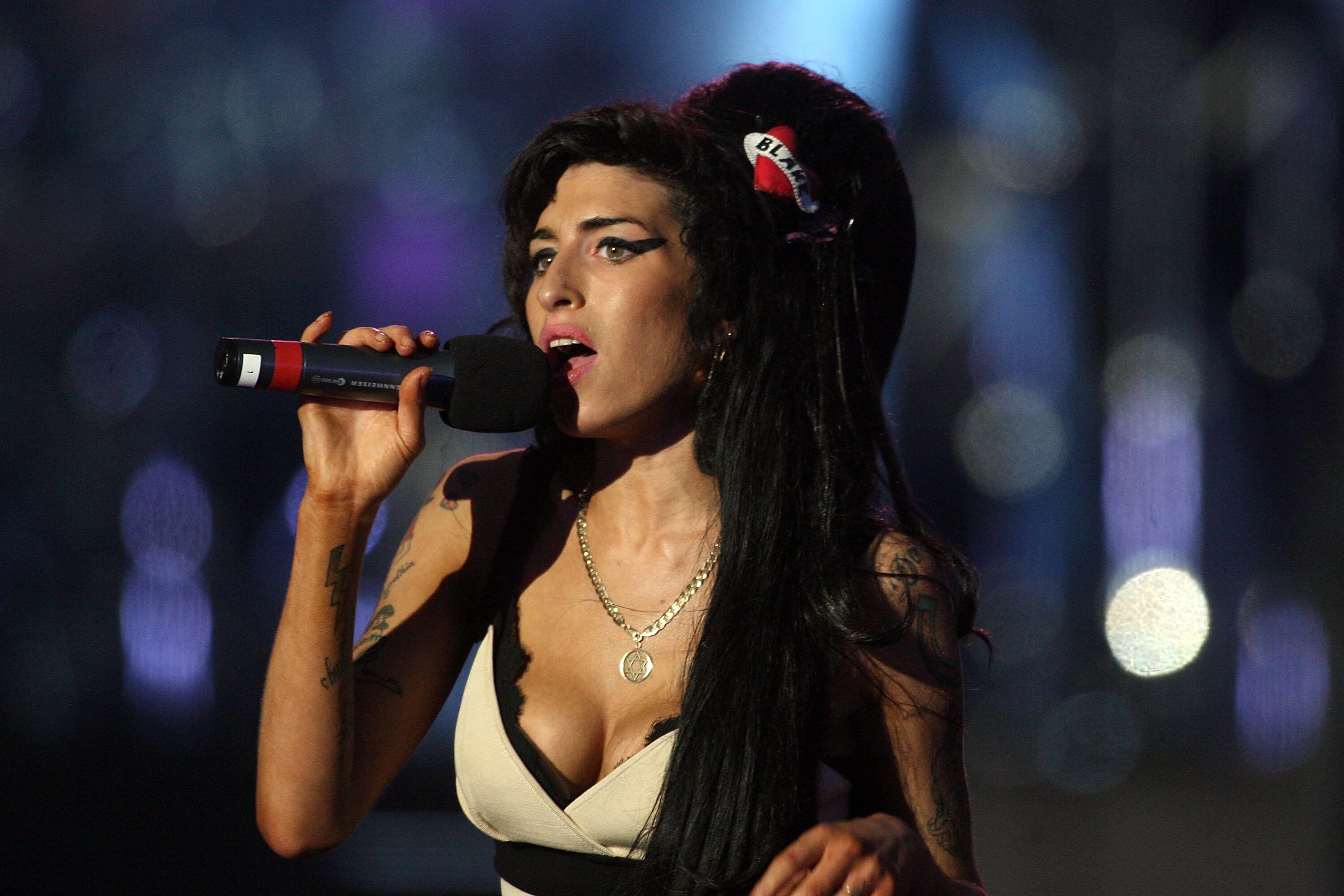 Amy winehouse. Уайнхаус Грэмми рекорд. Эми Уайнхаус смерть. Уайнхаус Грэмми награждение. Эми ВИНХАУС последние6 ифото.