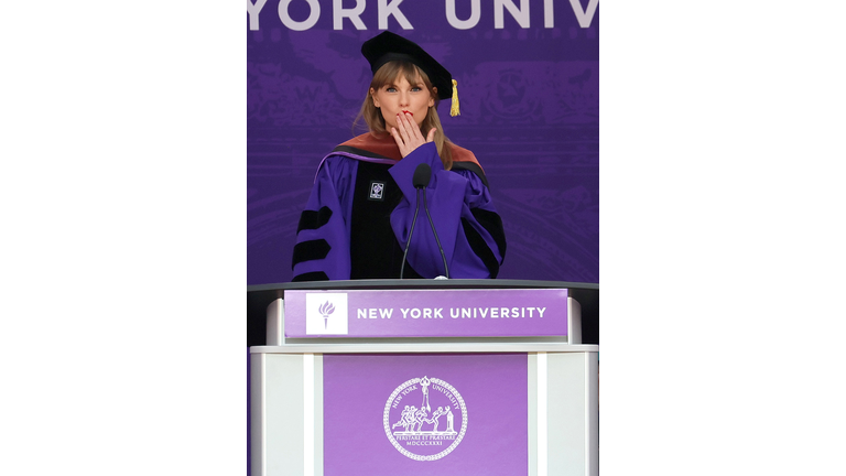 Taylor Swift Delivers New York University 2022 Commencement Address...