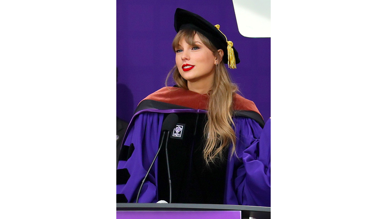 Taylor Swift Delivers New York University 2022 Commencement Address...