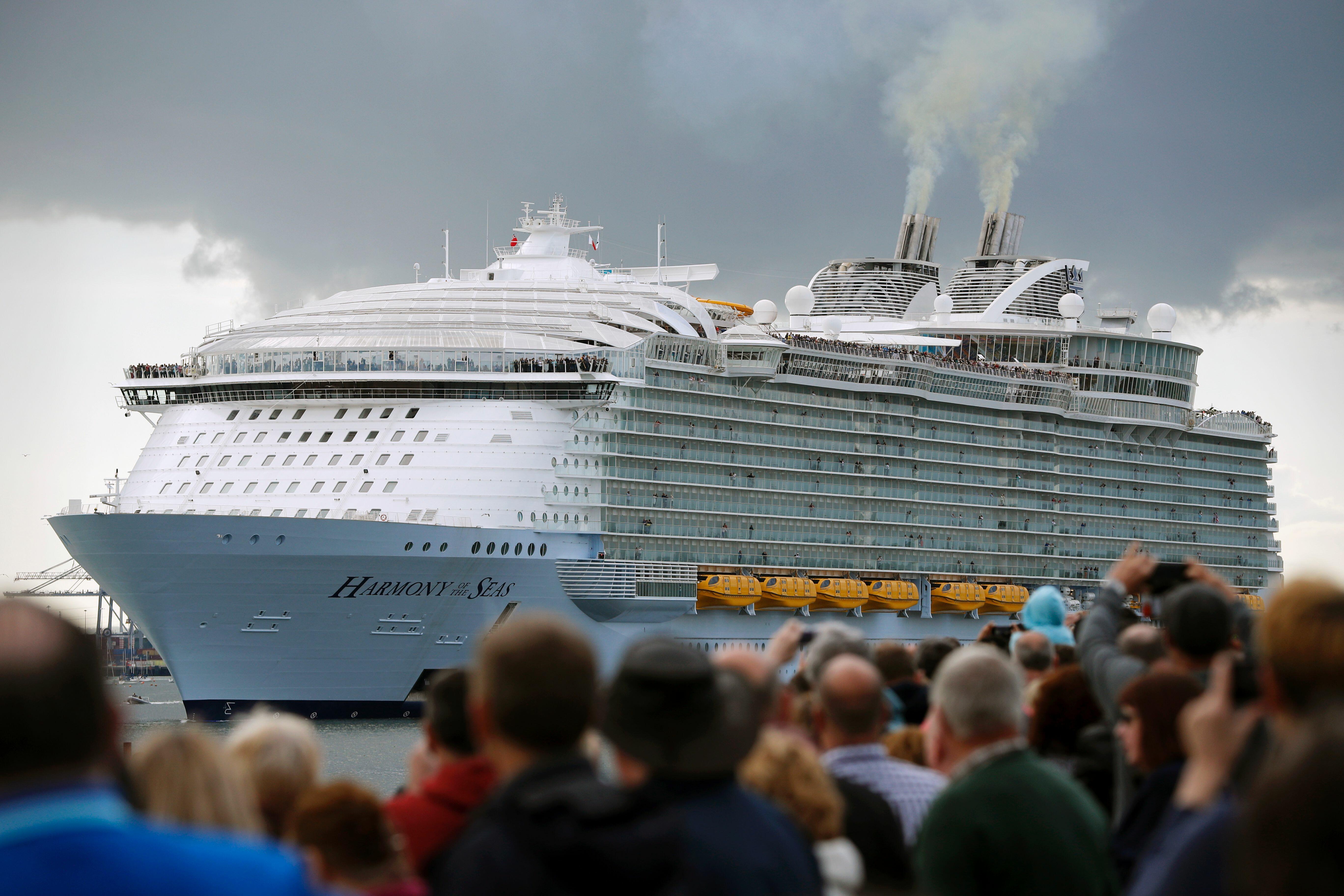 cruise ship hits dock in jamaica