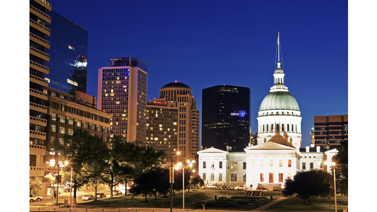 USA, Missouri, St Louis,  Old courthouse illuminated at night