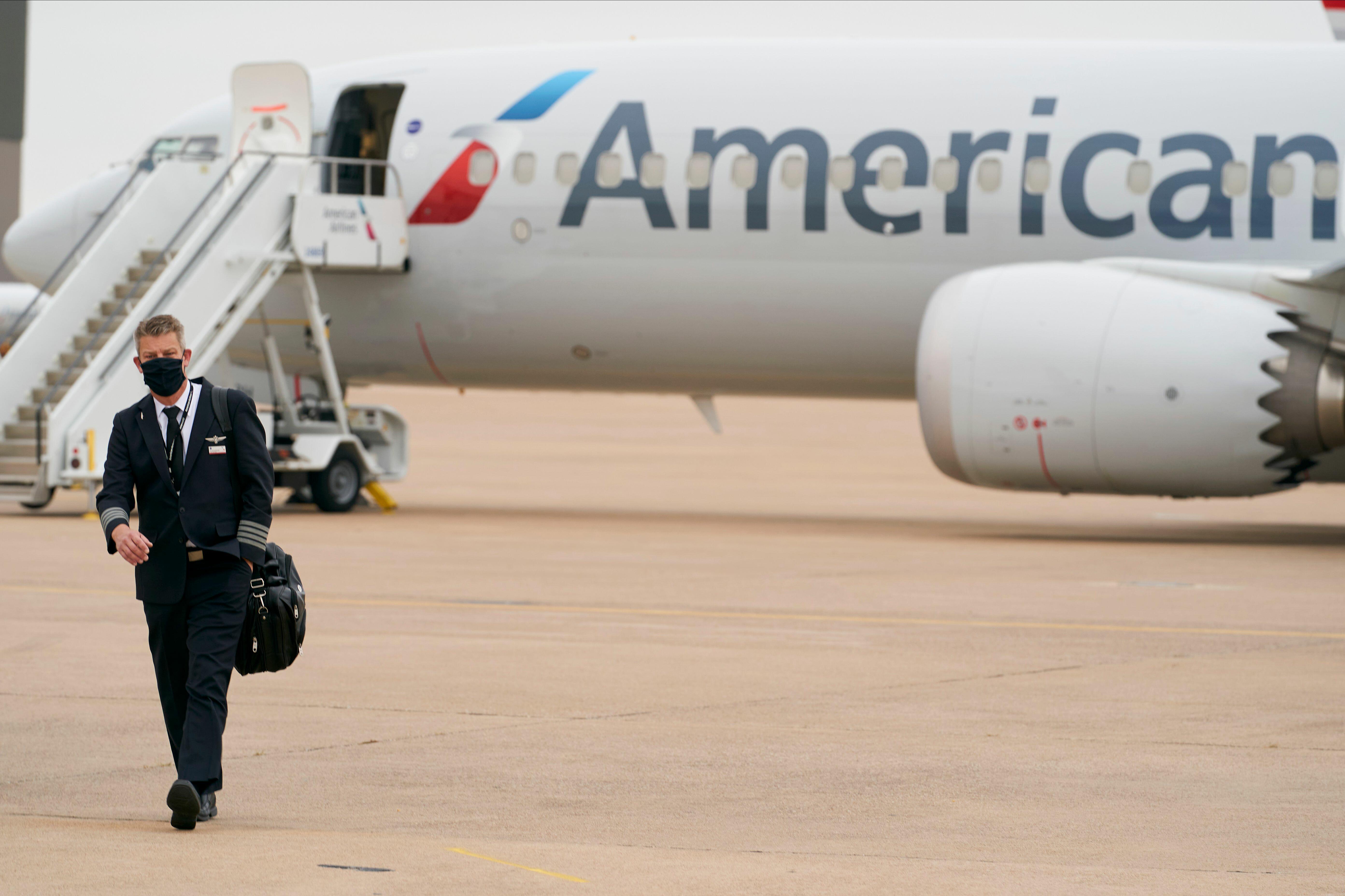 Пилот аэропорт. Пилоты American Airlines. Пилот американских авиалиний. Пилоты авиакомпании Северный ветер. Фото пилота авиакомпании Американ.