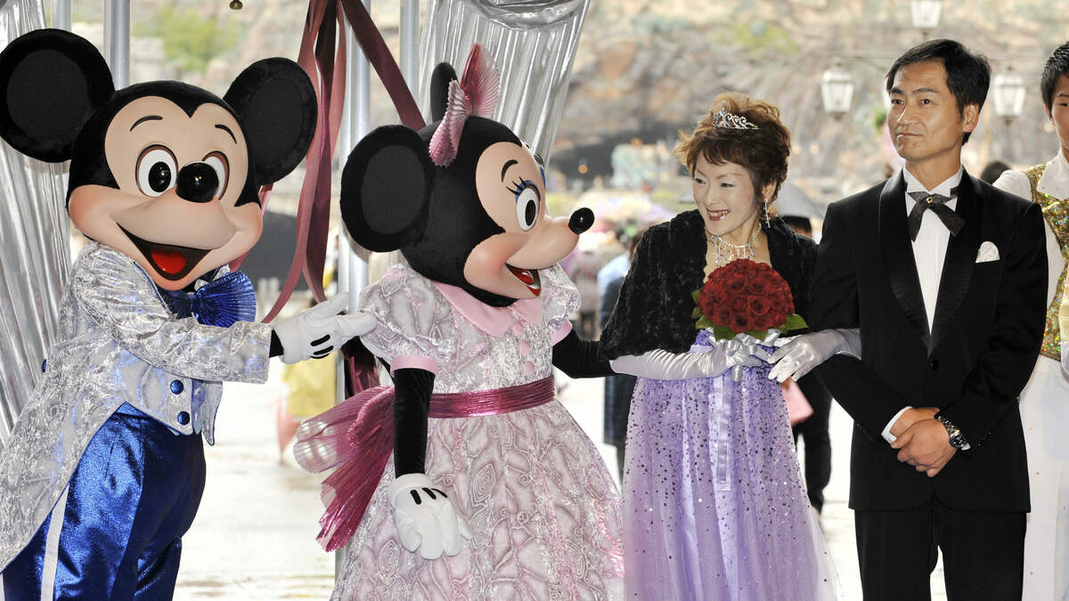 Couple chooses Mickey and Minnie at wedding instead of food