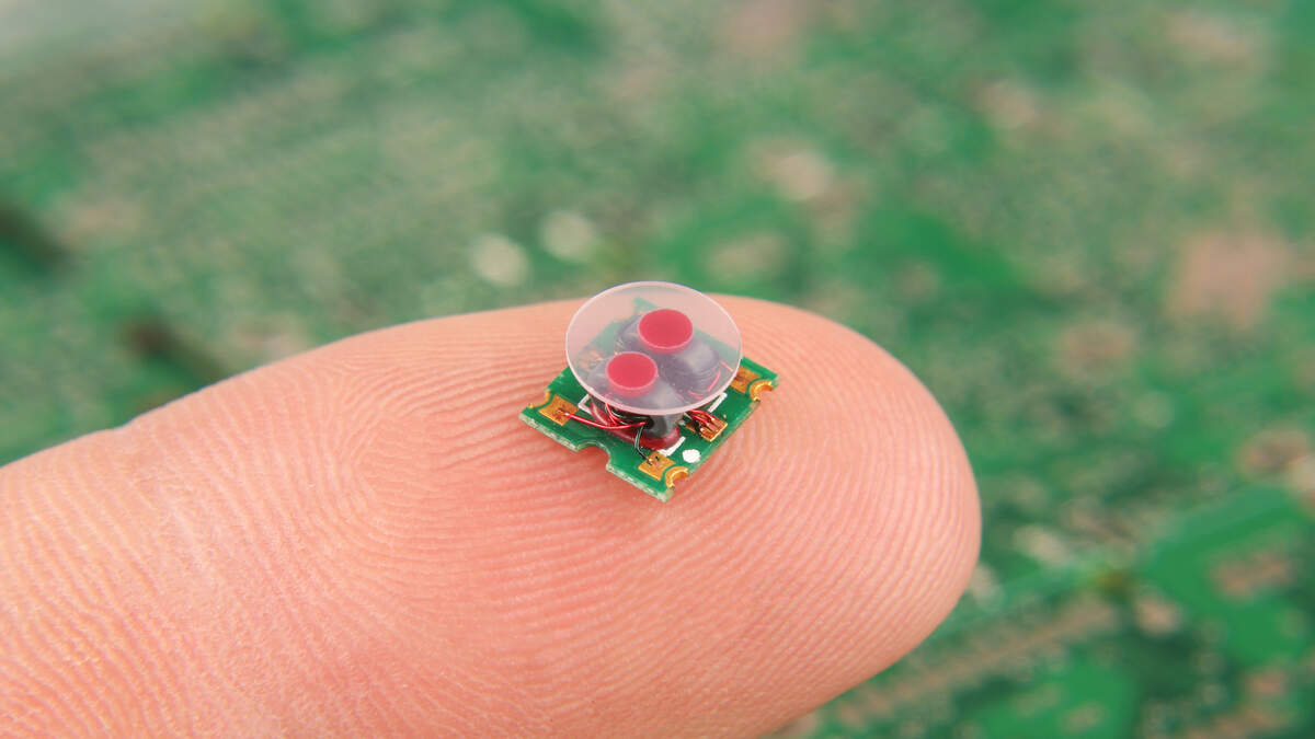 ENGINEERS DEVELOP THE WORLD'S SMALLEST WALKING ROBOT New Country 107.