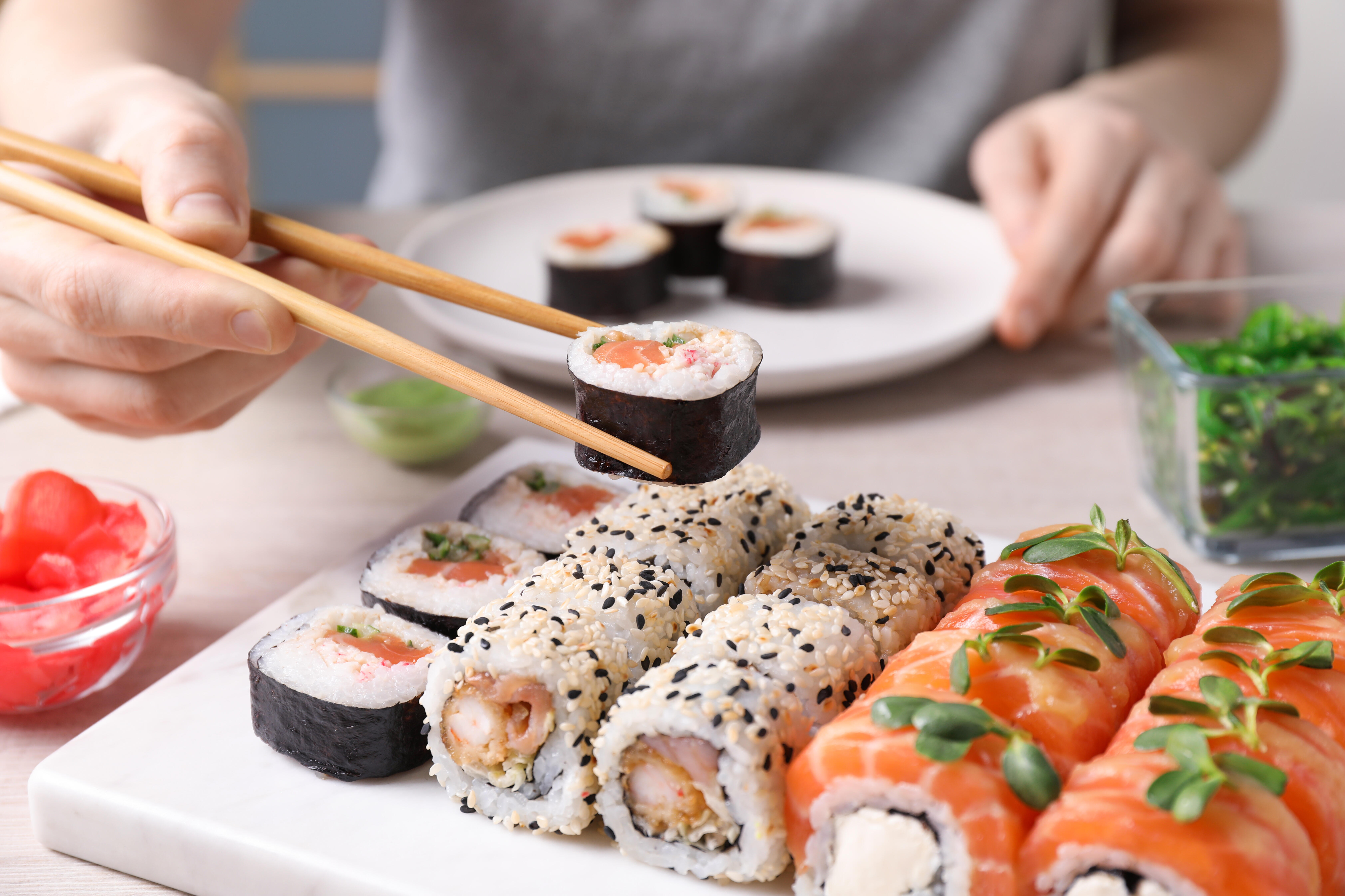 Como hacer sushi en casa con arroz normal