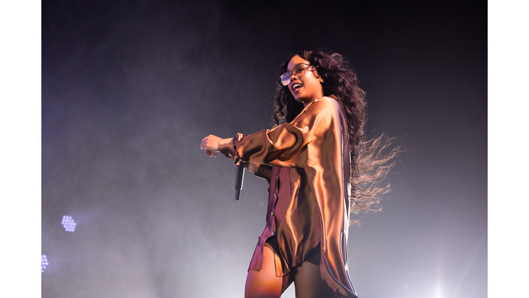 H.E.R. Performs At Youtube Theater