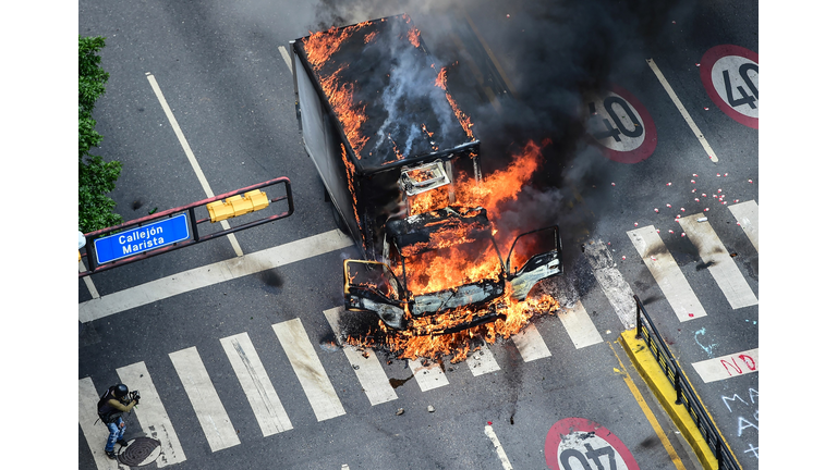 TOPSHOT-VENEZUELA-CRISIS-OPPOSITION-PROTEST