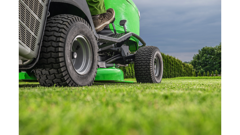 Outdoor Power Equipment Riding Lawn Mower Tractor