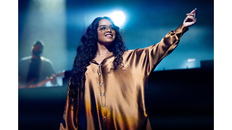 H.E.R. Performs At Youtube Theater