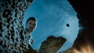 Muere al caer en un agujero de 130 pies que cavó en la cocina 