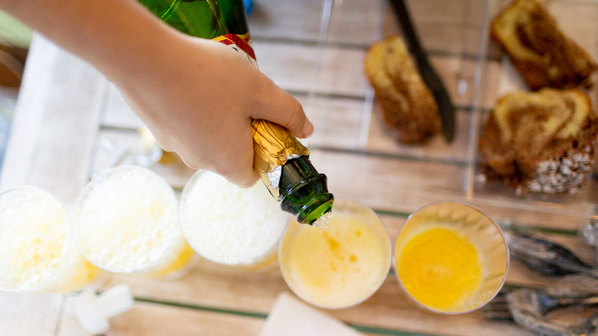 湾区餐厅提供无底限制的橙汁香槟，将收取“呕吐费”