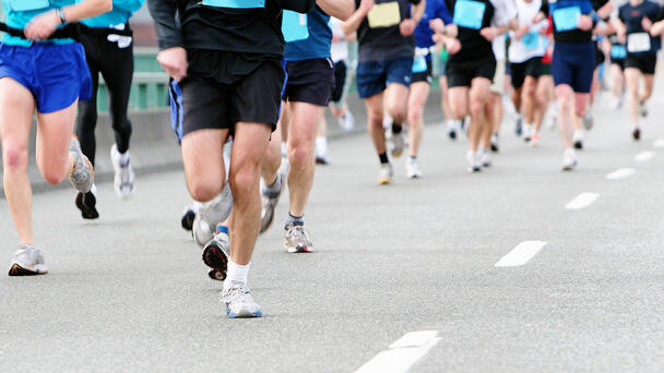 Marathon Proposal: Guy Runs with Fridge, Pops the Question! 🏃‍♂️💍