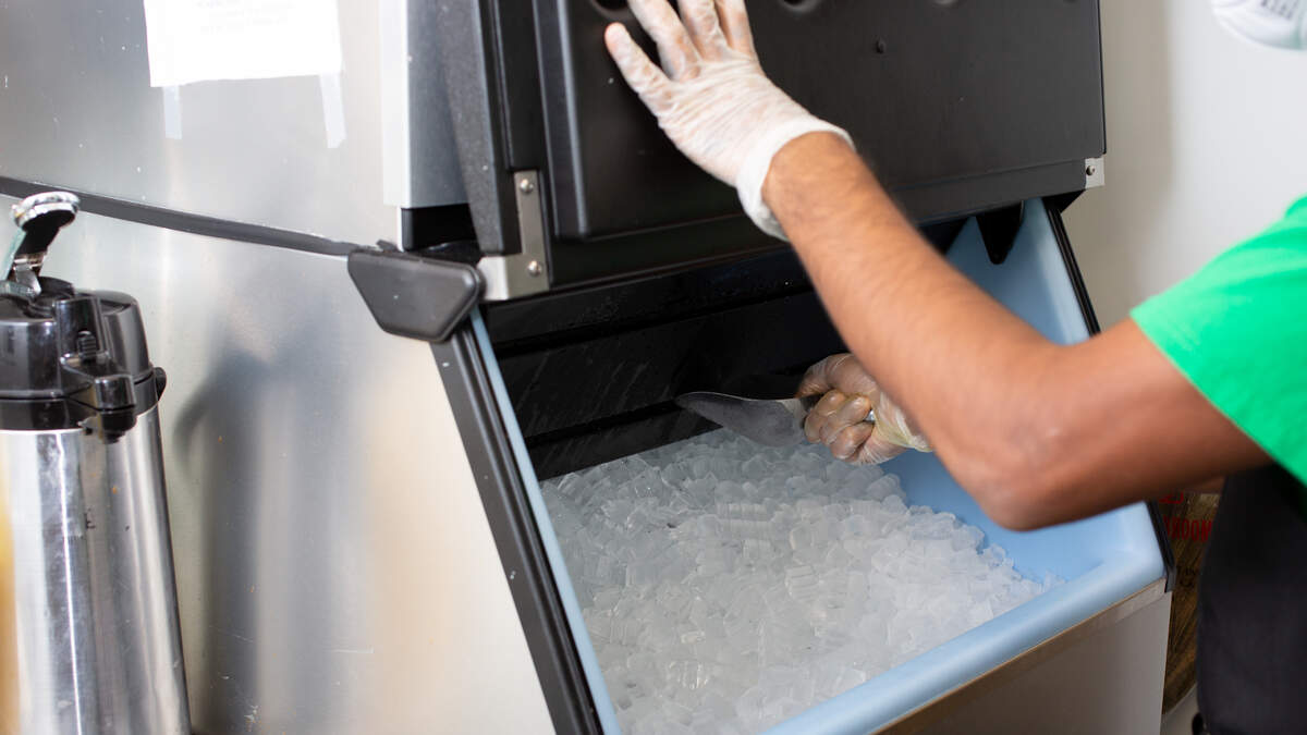 Chicago Cop Arrested For Peeing In Hotel Ice Machine