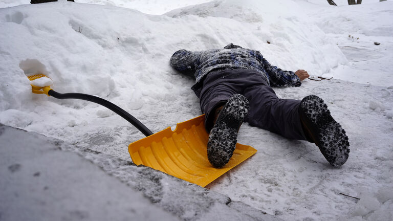 Man fell with snow shovel