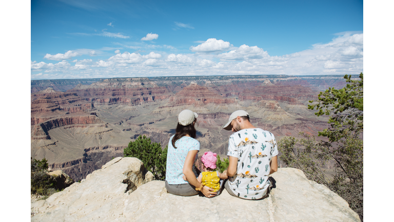 USA, Arizona, Grand Canyon National Park, South Rim, Family sitting on viewpoint