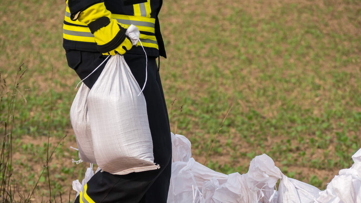 Here's Where You Can Get FREE Sandbags In Los Angeles County 102.7