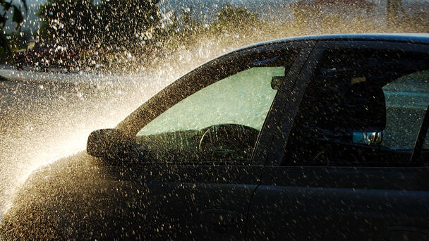VIDEO VIRAL: llovió solamente sobre un carro 