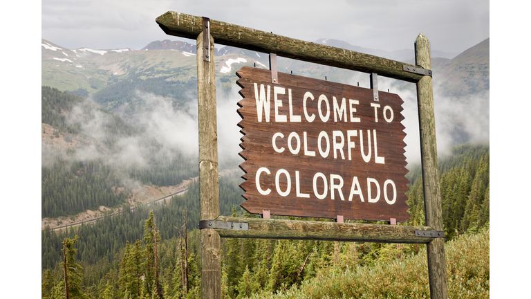Colorado welcome road sign