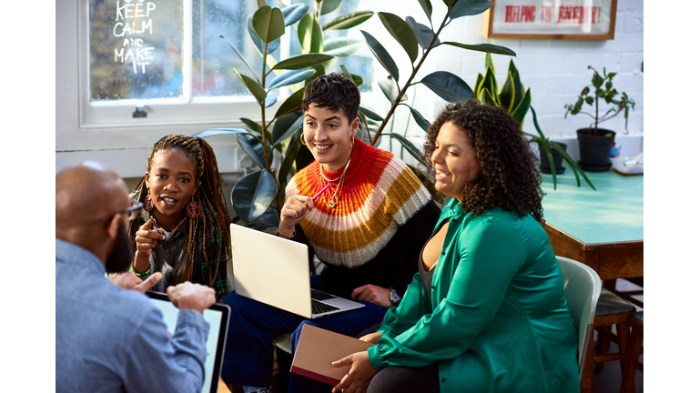 Business women talking to male colleague, informal meeting