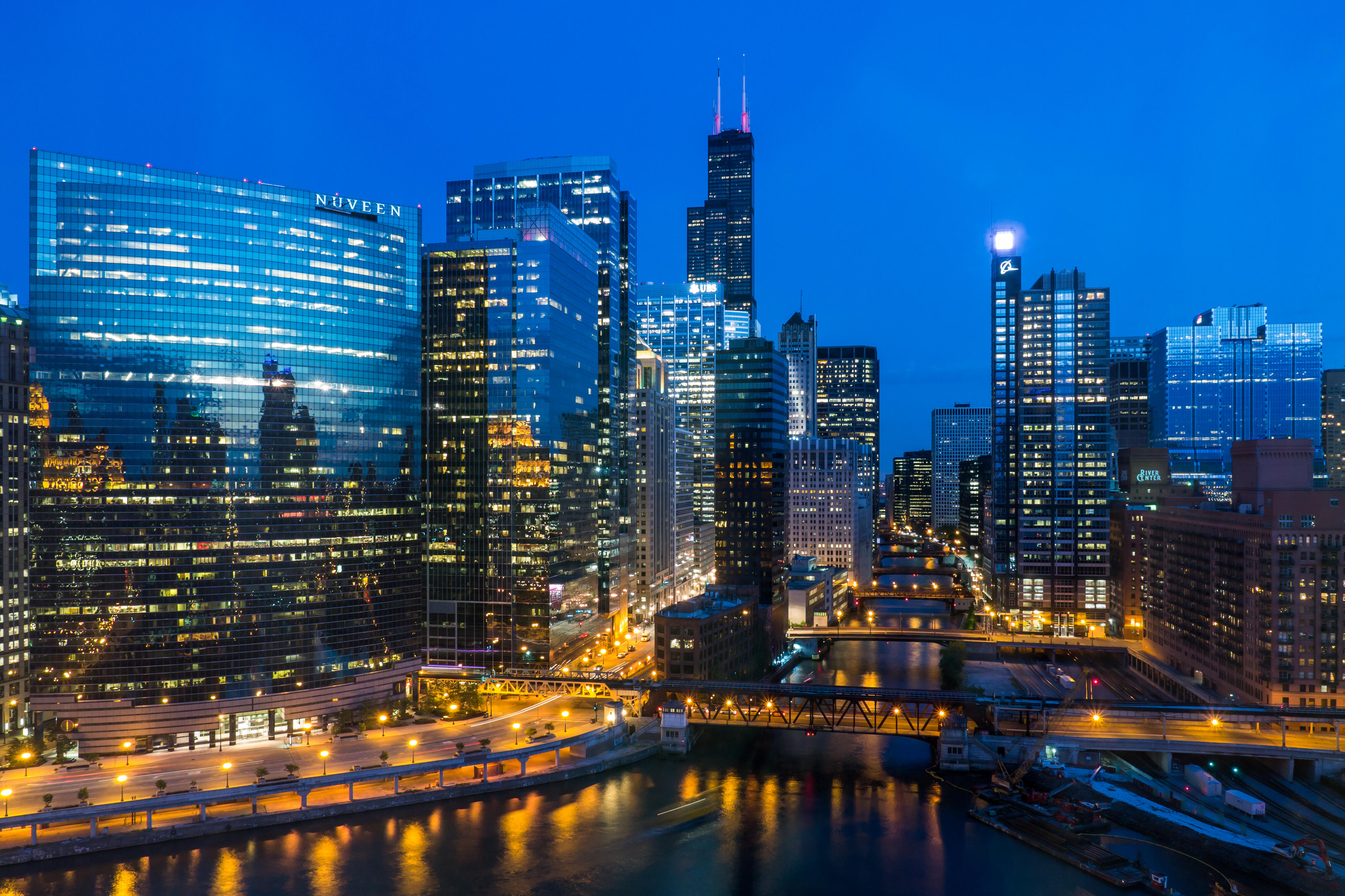 Картинки города. Чикаго небоскребы ночь. Иллинойс Тауэр. Чикаго 4к. Чикаго Сити ночью.