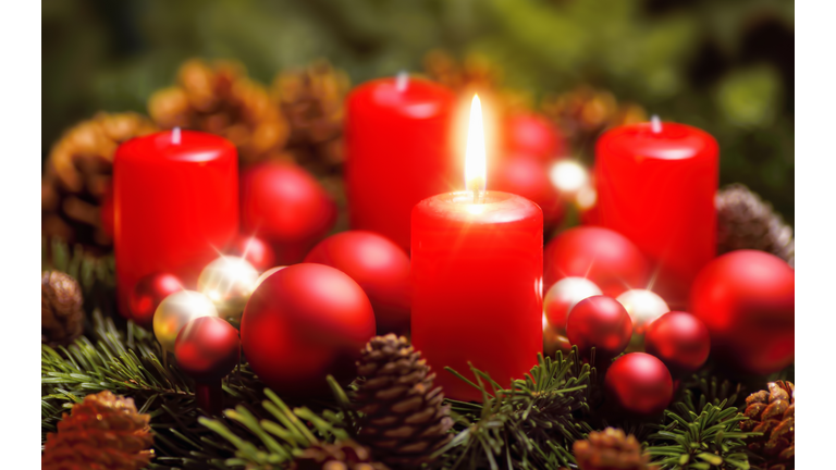 Advent wreath with one burning candle