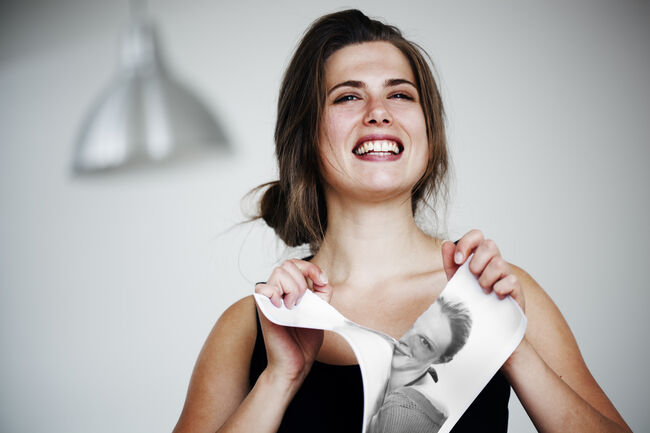 Young woman breaking up with her lover