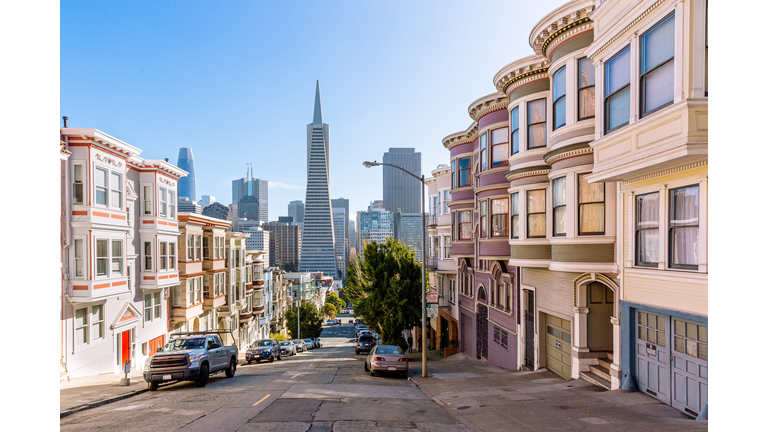 Street with residential district with skyscrapers of San Francisco financial district in the background, San Francisco, California, USA