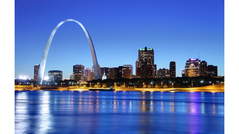 Night view of the arch in the St. Louis skyline