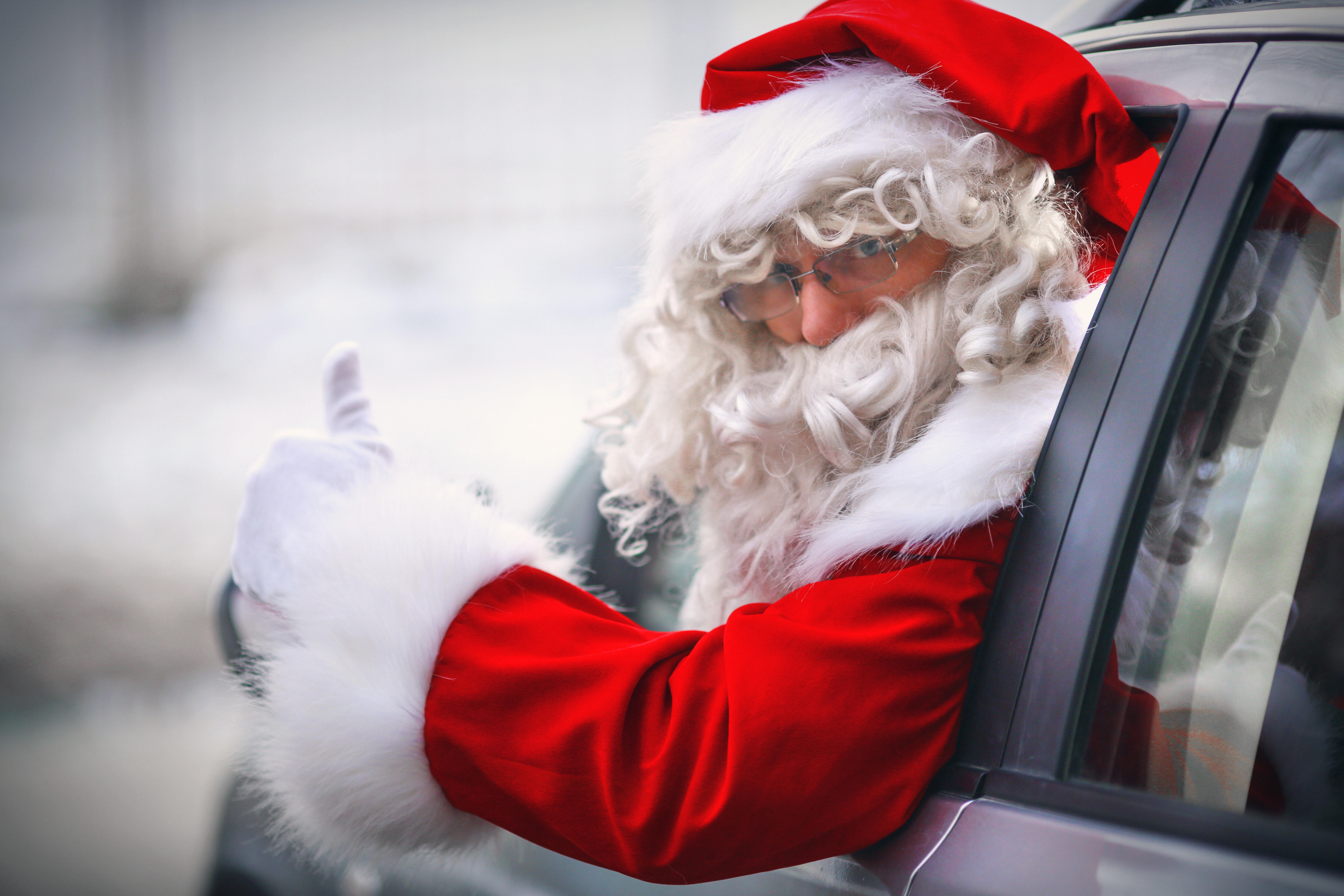 Santa авто. Дед Мороз на машине. Новогодний автомобиль. Новый год авто. Современный дед Мороз.