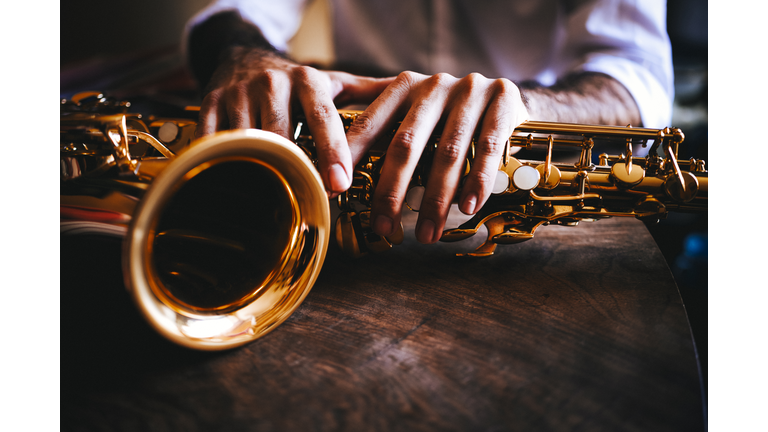 The hands of the saxophone player