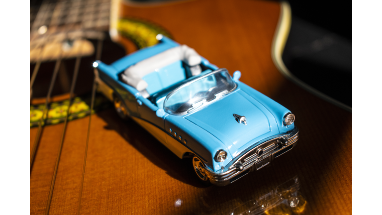 Guitarra clásica o criolla y auto antiguo descapotable en miniatura (diecast)