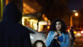 Intentaron ROBAR a reportera en transmisión en vivo (VIDEO)