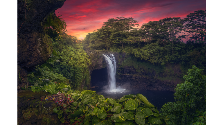 The wonderful colours of the evening at Rainbow Falls - Hilo (Hawaii, USA)