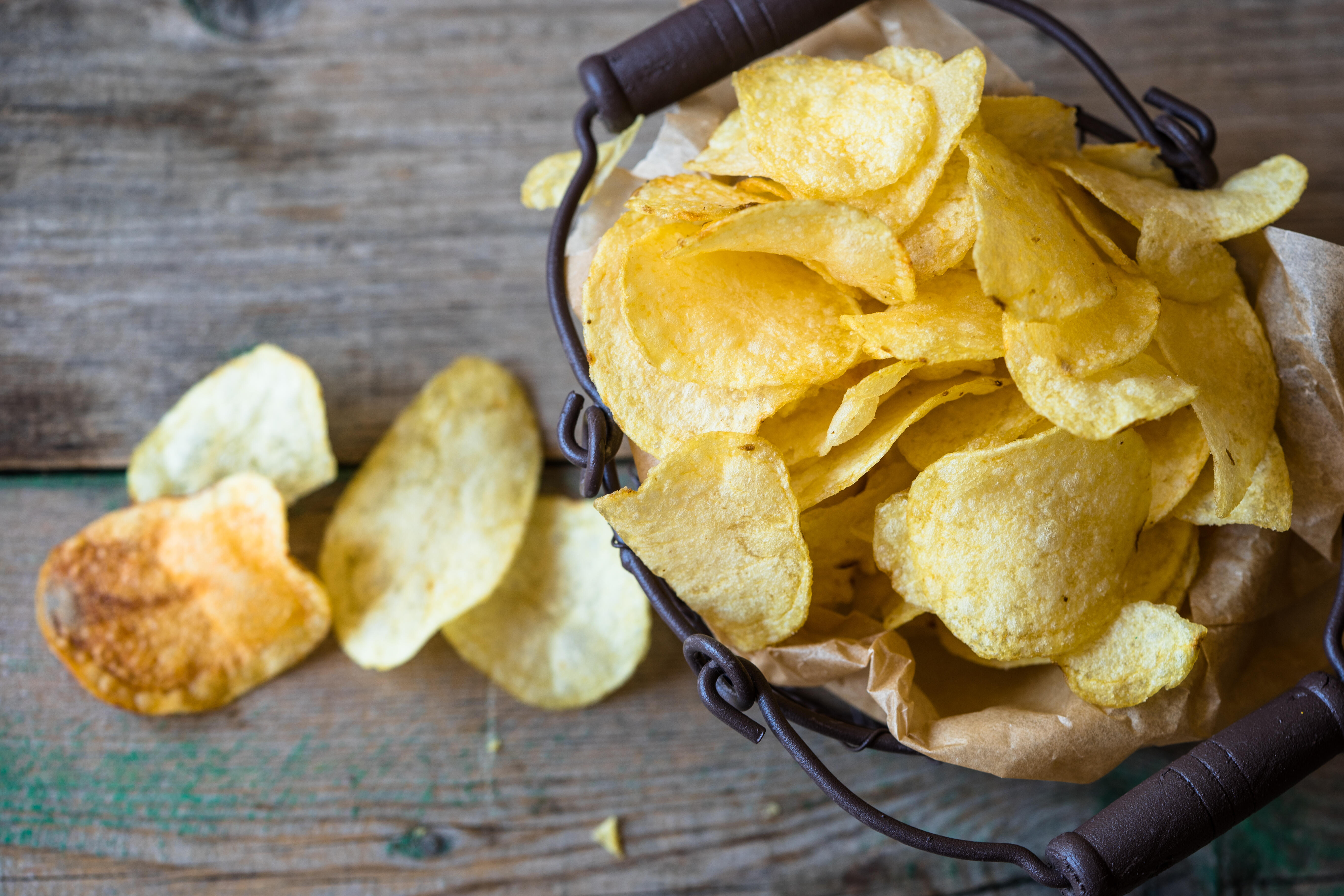 Crisps. Уильям Тэппенден чипсы. Джордж Крам чипсы. Картофельные чипсы. Чипсы домашние из картофеля.