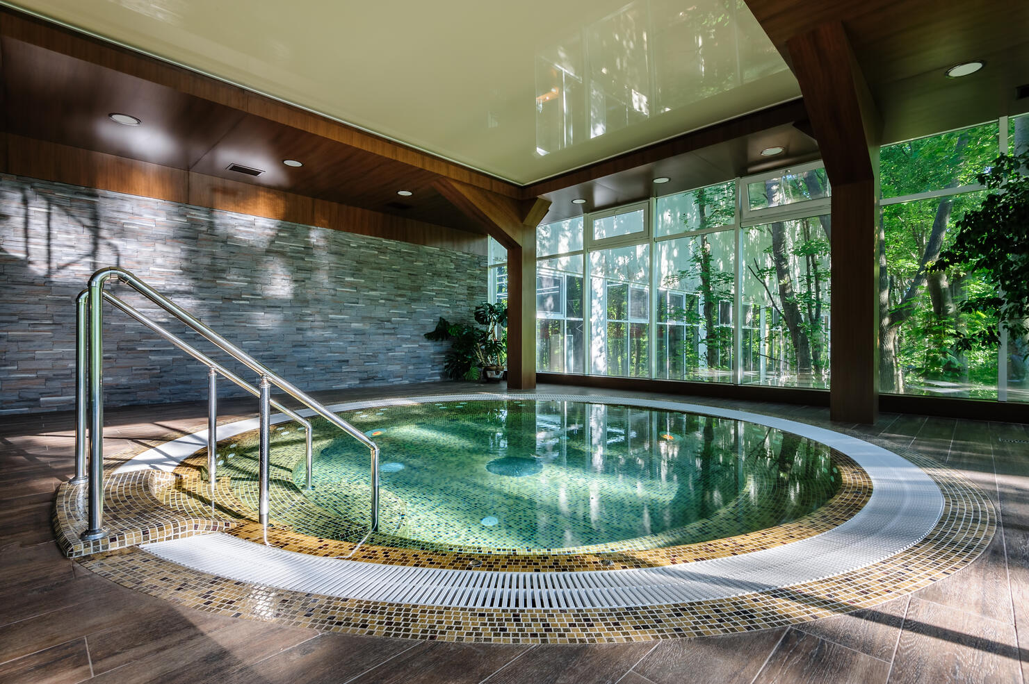 Big luxury hot tub tub