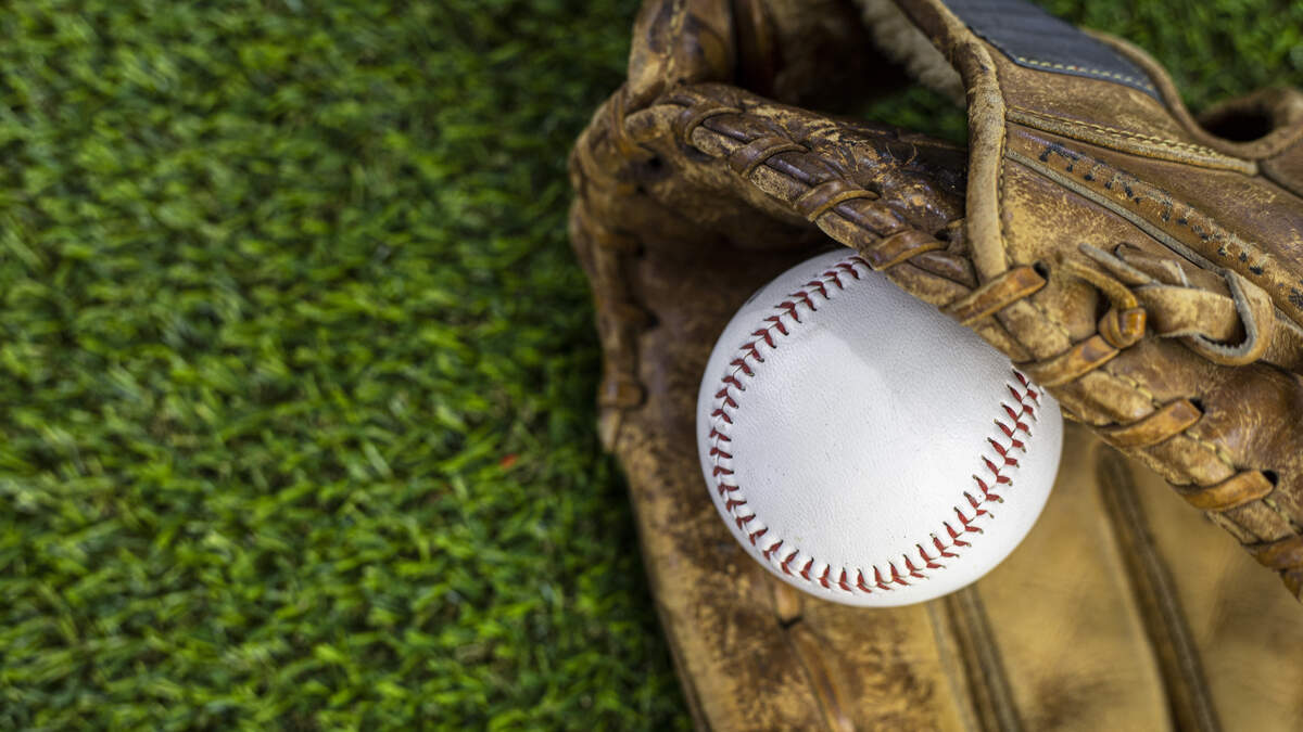 101-year-old Seattle woman throws first pitch at Mariners game