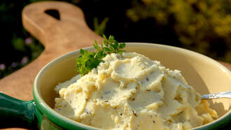 WTF! Dude Makes Food in Airplane Bathroom!