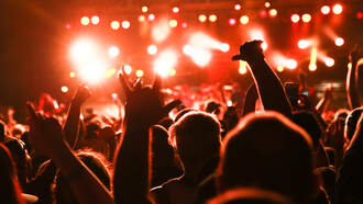 This Dad Paid WHAT So His Daughter And Her Friends Could See Taylor Swift!?