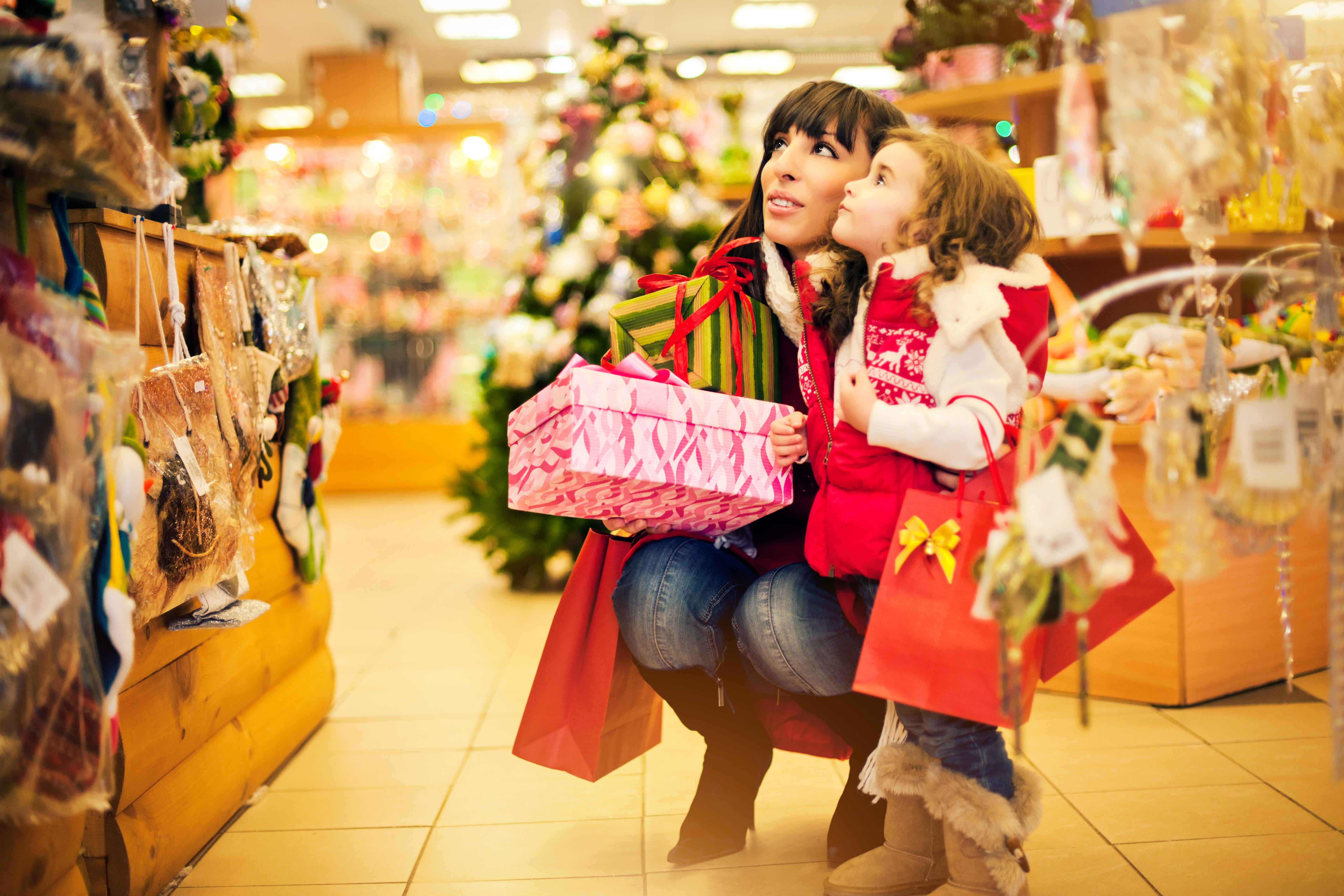 Gift buy. Новогодний шоппинг. Шоппинг новый год. Предновогодний шоппинг. Магазин новогодних игрушек.