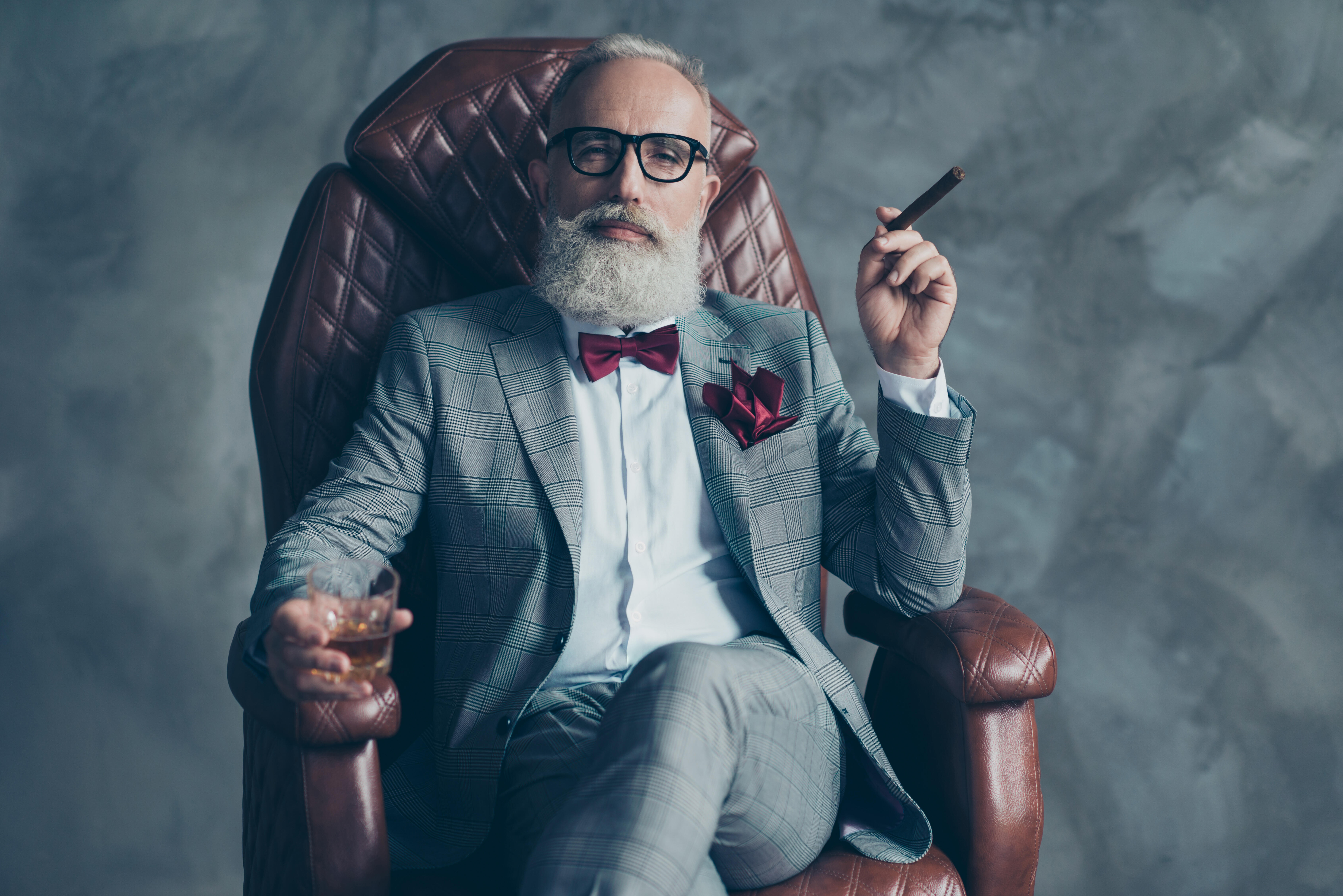 Богатый муж старше. Мужчина в костюме с сигарой. Мужчина в кресле с сигарой. Солидный мужчина. Крутой бизнесмен.
