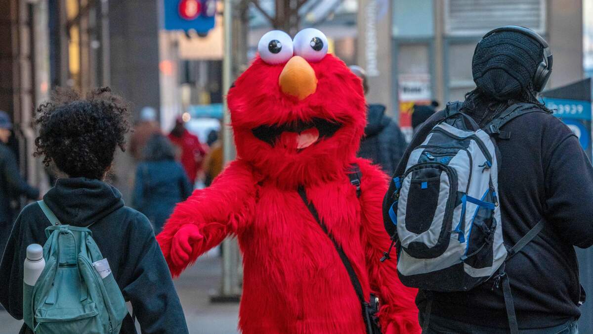 Fun Sesame Street outtake with Julia Louis-Dreyfus and Elmo : r