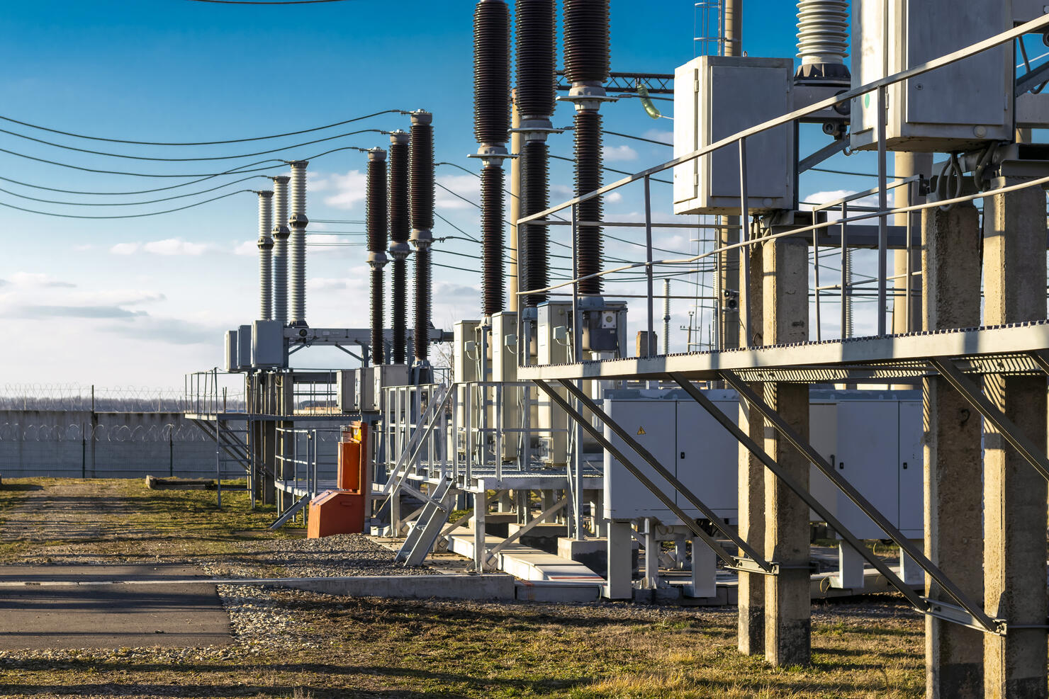 High voltage electrical substation with switches