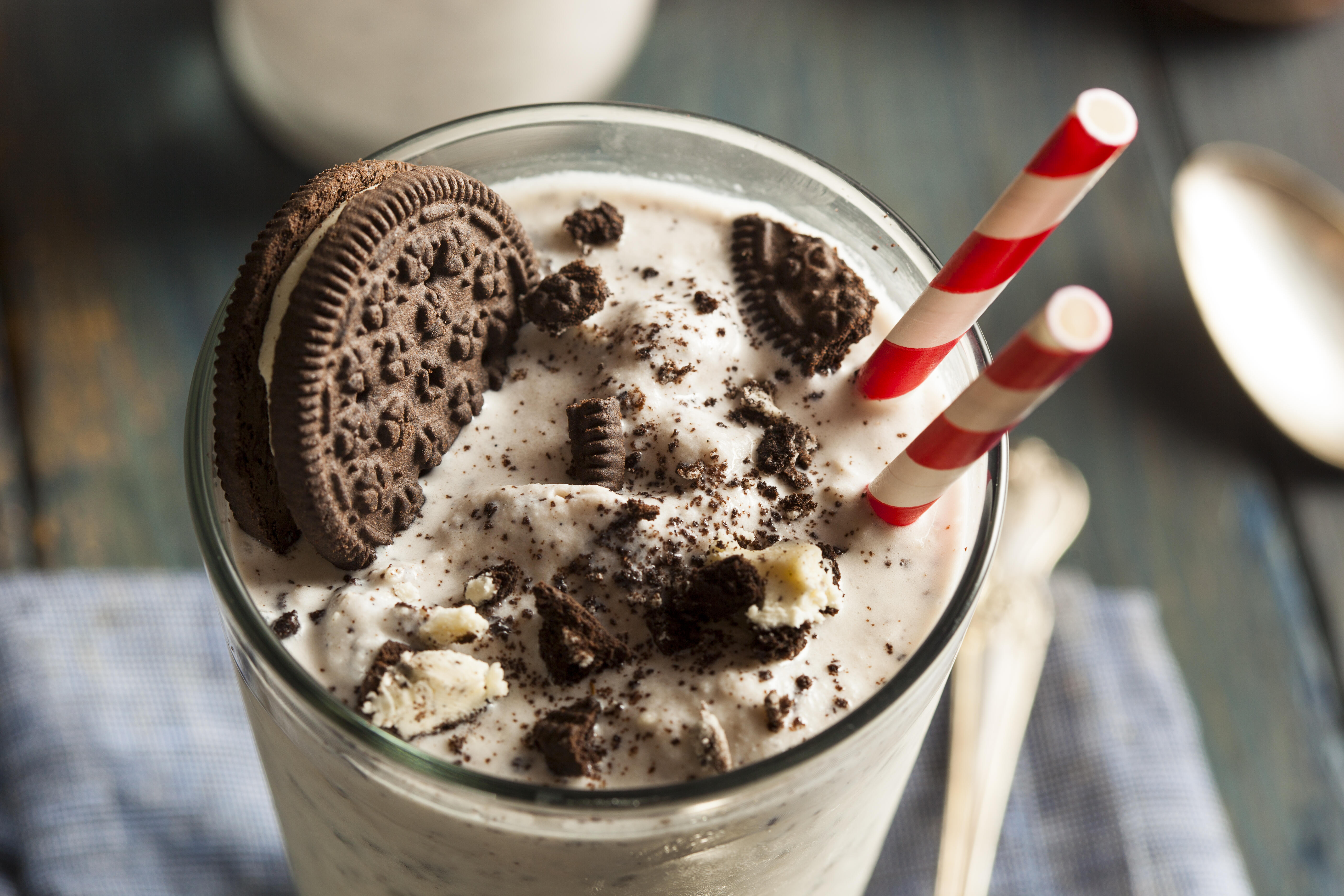 Коктейль дома мороженое. Коктейль шоколадный милкшейк. Милк Шейк коктейль шоколадный. Молочный милкшейк с маршмеллоу. Милкшейк Орео.