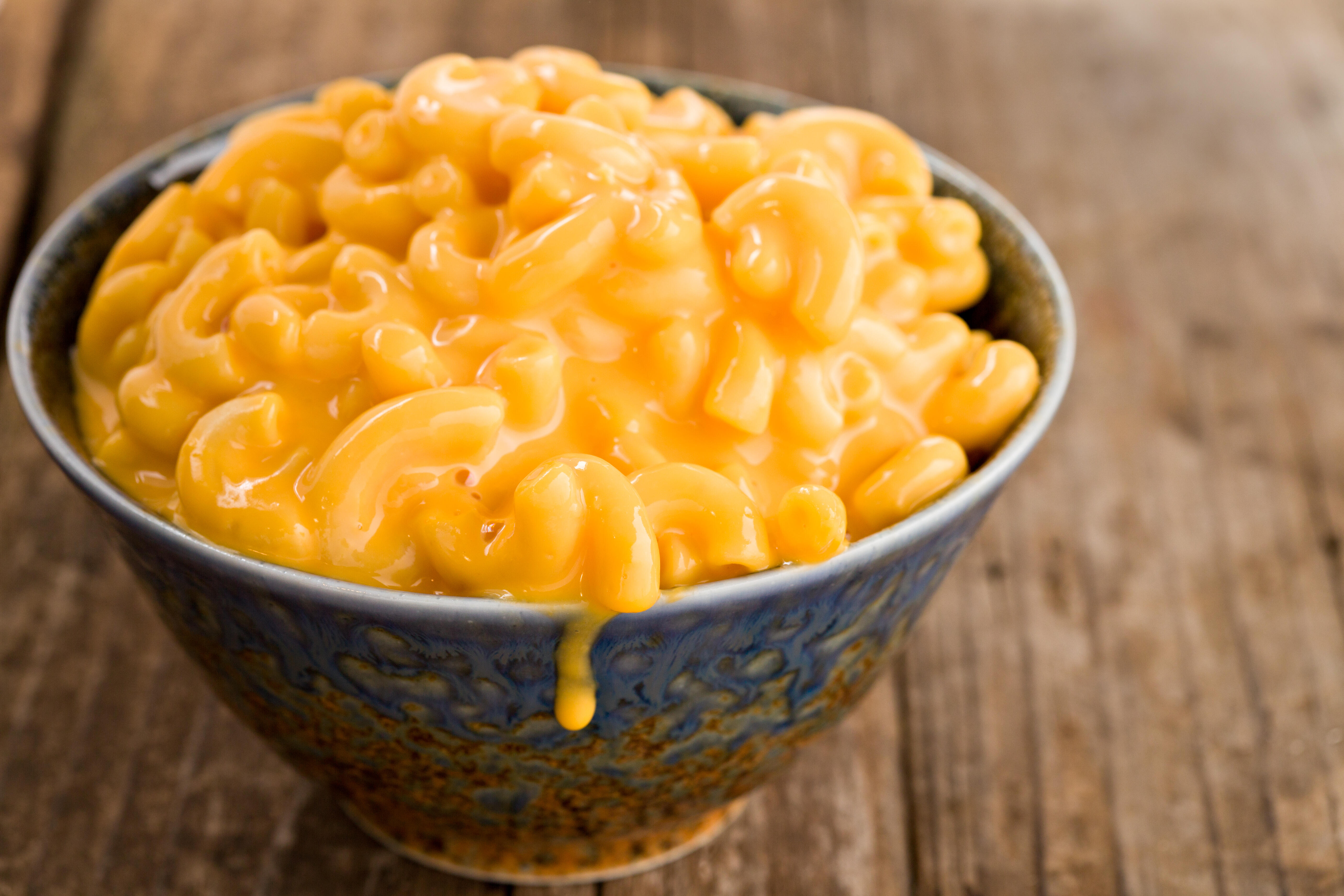 Рецепт макарон с сыром с фото. Макароны Mac and Cheese. МАКЕНЧИЗ макароны. Макароны с сыром. Макароны с чеддером.