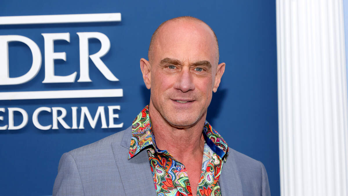 Christopher Meloni Goes Fully Nude for Hilarious New Peloton Commercial |  Magic 93.9 | Carmine